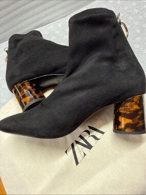 ZARA Black Suede Ankle Boots 37 • Tortoise Heel • Gold Ring Zip • Like New + Dus